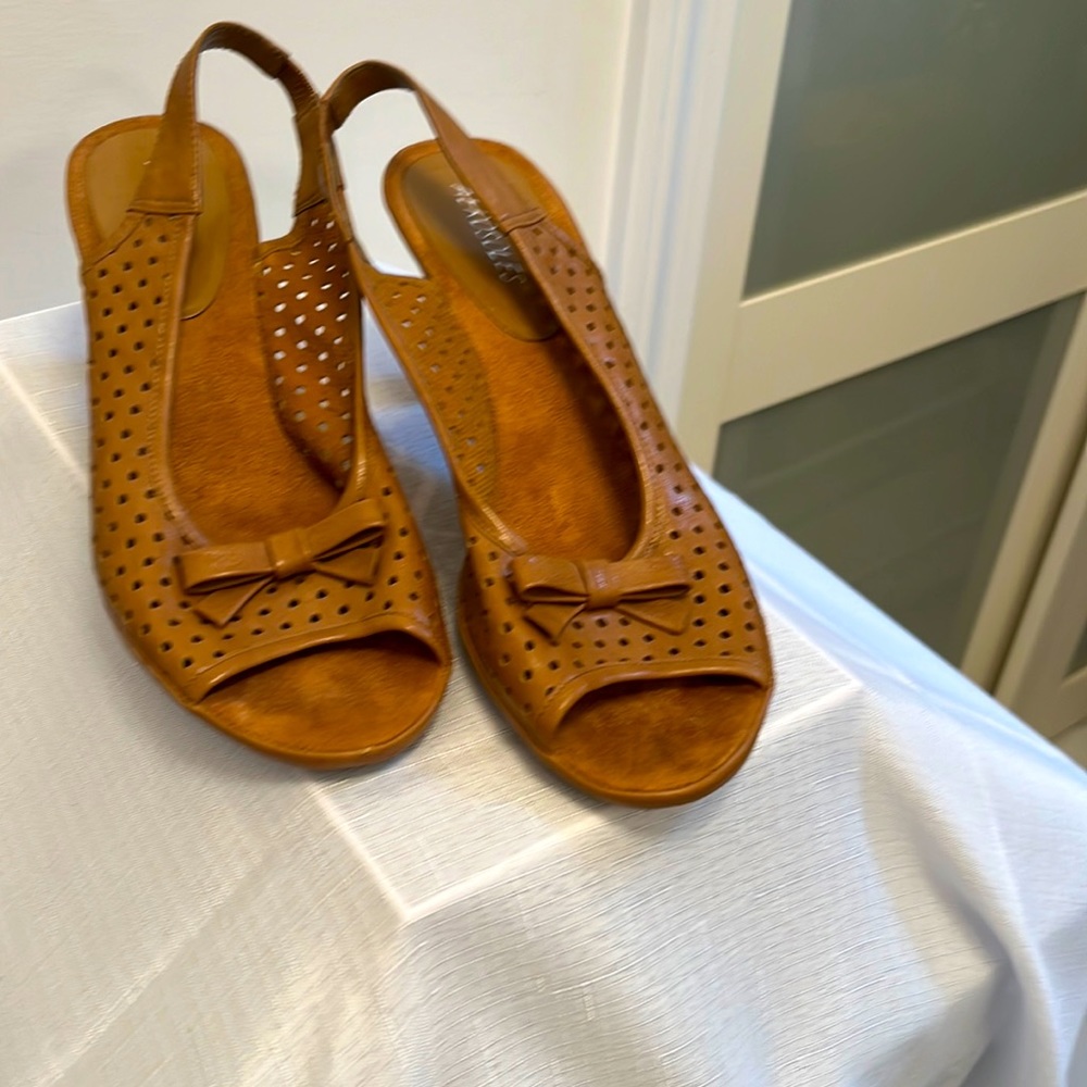 Aerosols Powertrain Man-Made Perforated Sandals - Used - Size 8 1/2